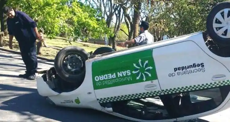 Suspendieron sin goce de sueldo al inspector que volcó un móvil en la subida del Náutico