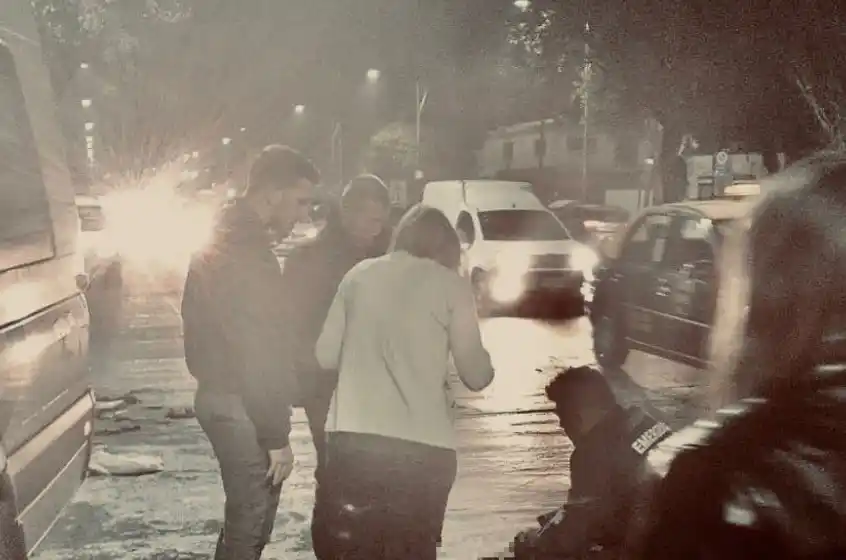 Delincuentes tiraron a una mujer de una bicicleta para robarle y la dejaron inconsciente en la calle