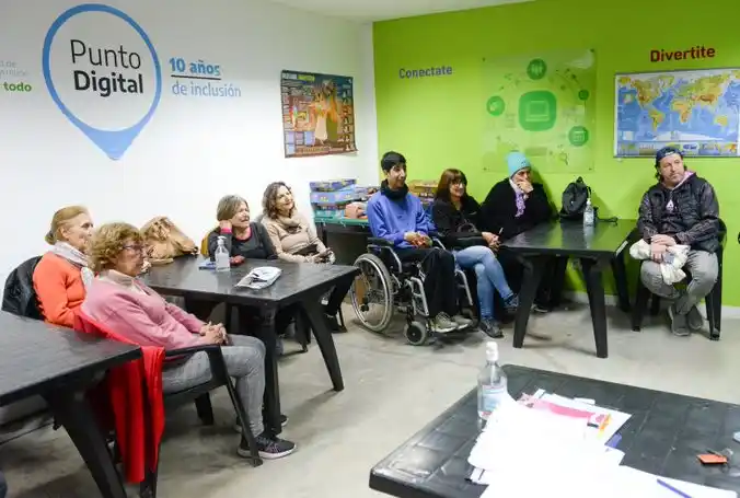 Las charlas incluyen asesoramiento y respuestas a consultas específicas sobre legislación vigente y disposiciones de la Agencia Nacional de Discapacidad.