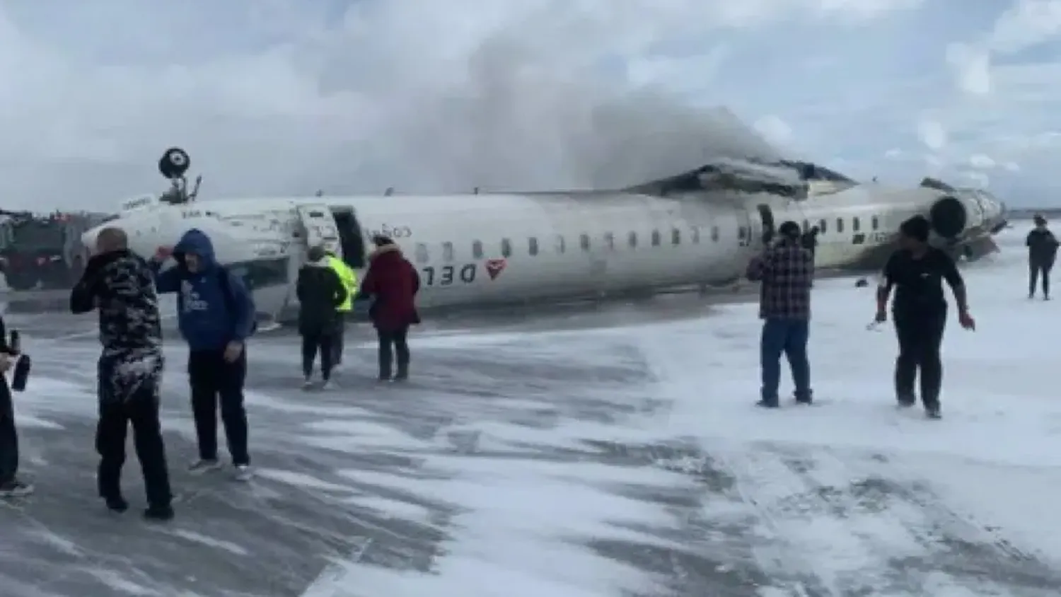 Impactante accidente aéreo en Toronto: un avión de Delta Air se estrelló al aterrizar