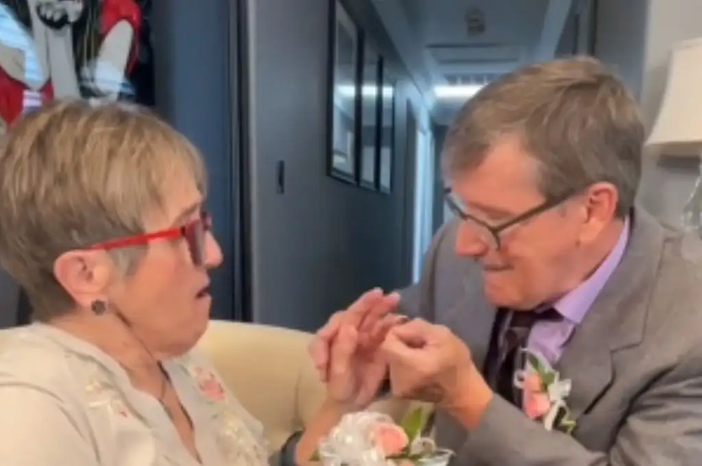 Viral: cada semana le pide matrimonio a su esposa con Alzheimer