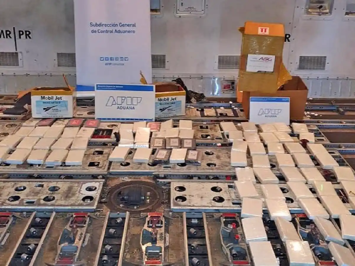 Decomisan 90 kilos de cocaína en un avión en Ezeiza
