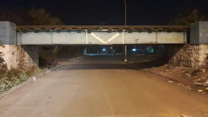 Una niña sufrió fractura de cráneo tras chocar su cabeza contra un puente cuando iba sentada en la caja de una camioneta