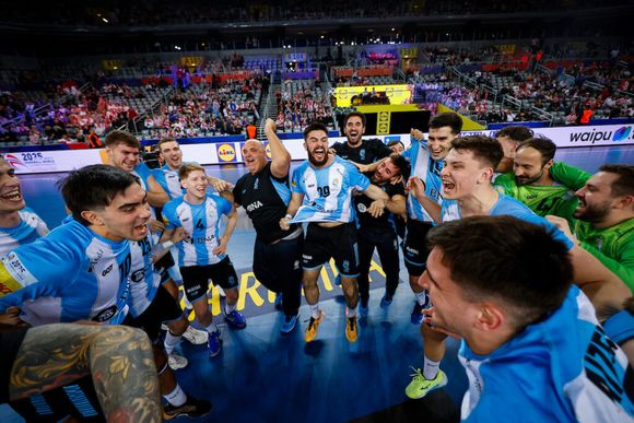 Triunfo clave de Los Gladiadores para seguir con vida en el Mundial
