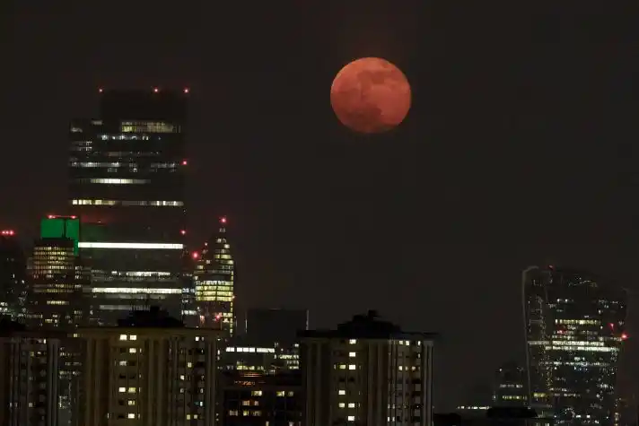 Superluna rosa de abril encanta al mundo