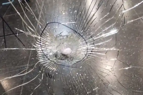 Balearon un hospital de emergencias en Rosario y dejaron otra nota para el gobernador Maximiliano Pullaro