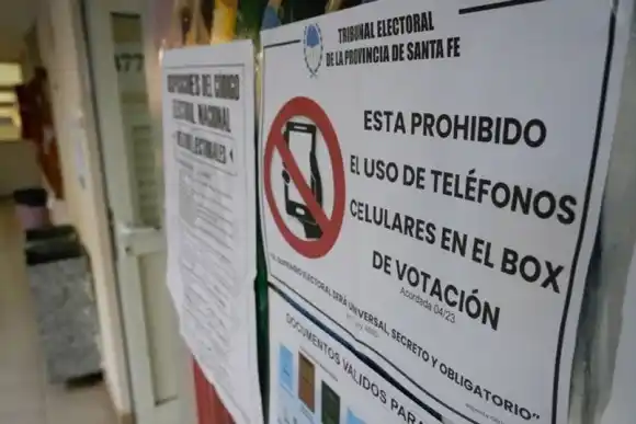 Una mujer usó el celular cuando votaba en Santa Fe y terminó demorada