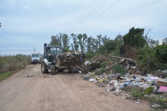 Operativos de limpieza de microbasurales en caminos rurales
