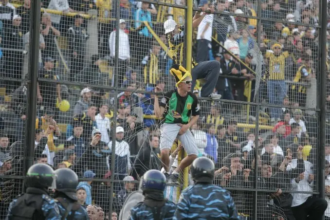Violencia en el fútbol: Al menos un muerto en enfrentamientos de barras de Almirante Brown