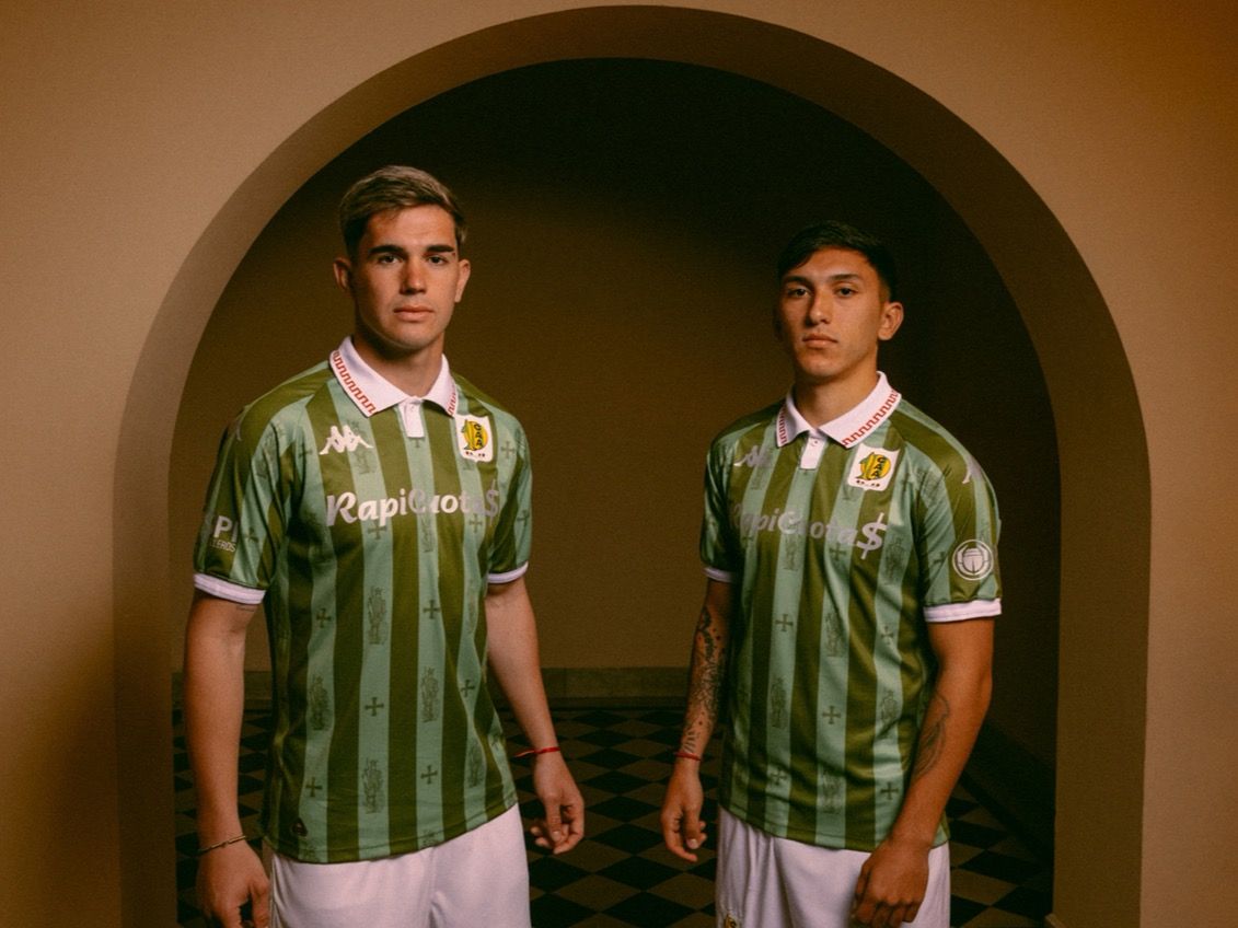 De la Vega y Cervera posando con la nueva piel (Foto: Prensa Aldosivi)