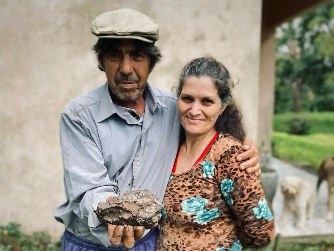 Eliseo y Sandra con el meteorito en mano. Foto: Instagram @museoalmeida_