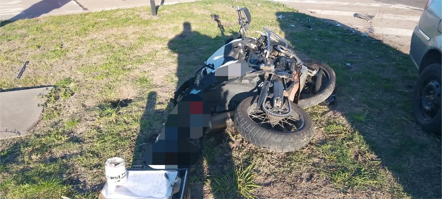 Siniestro fatal en la Ruta 20: falleció un motociclista en el Hospital Centenario tras chocar contra un Fiat Siena