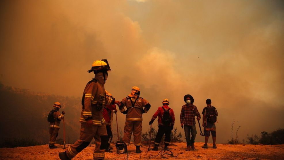 Incendios forestales dejan 122 muertos y una ola de destrucción