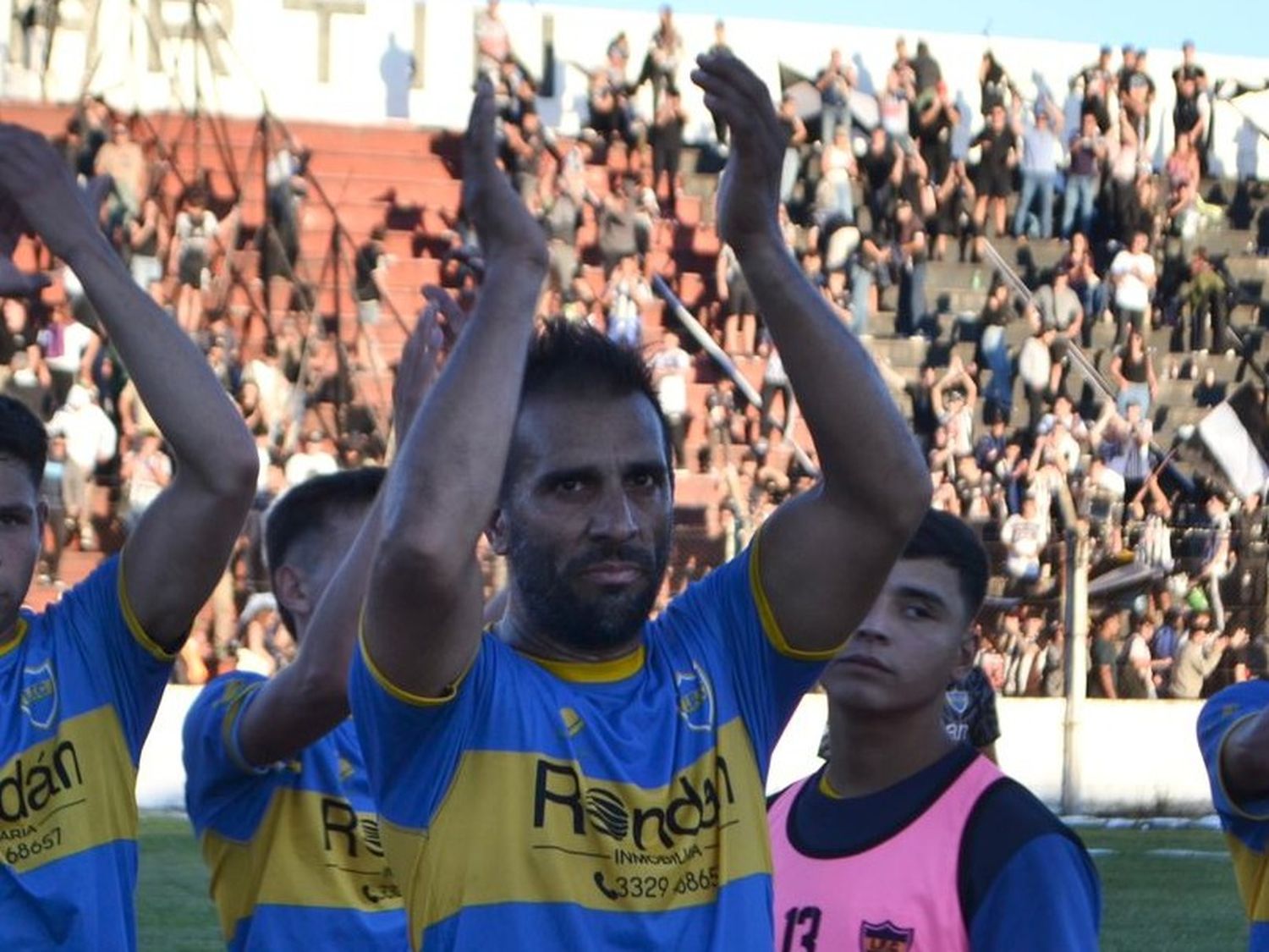 Nicolás Martelli saluda a la gente de Independencia luego del empate ante Atlético en el Estadio Municipal.