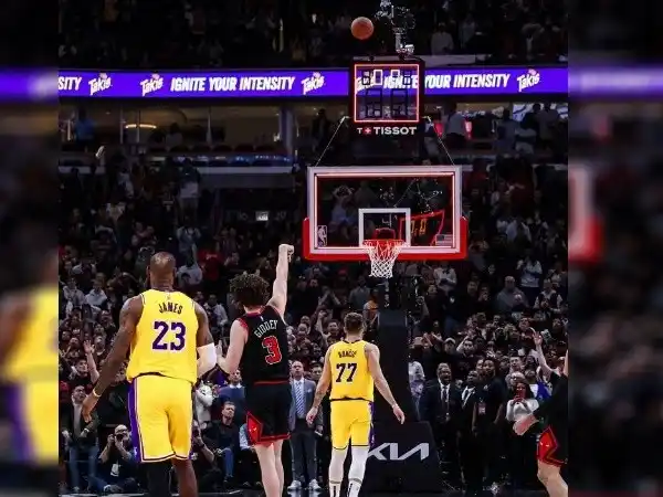 Josh Giddey, autor del triple salvador que le dio el triunfo a los Bulls.