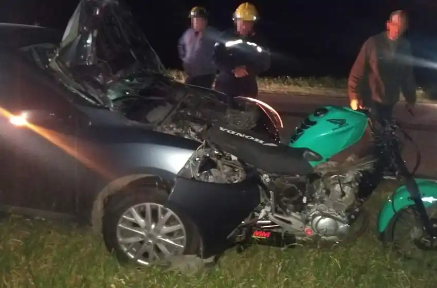 Un herido grave tras un fuerte choque en la ruta 25s: la moto se incrustró en el auto
