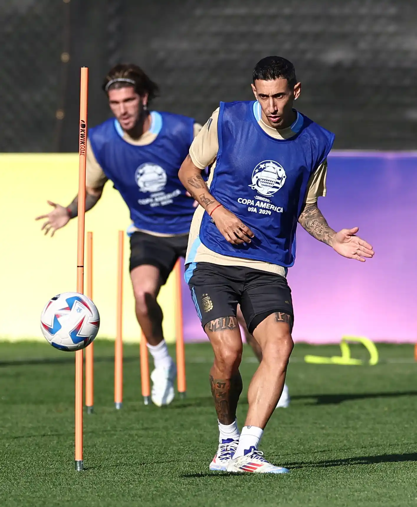 Di María en un entrenamiento, con De Paul detrás. El rosarino quiere despedirse de la selección con otro título.