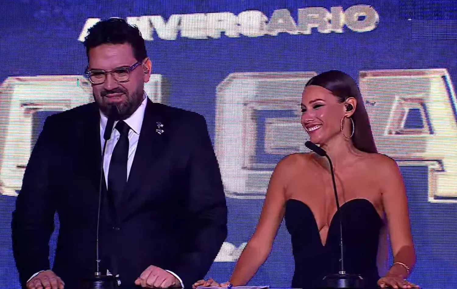 Damián Betular y Pampita, los conductores de la velada.