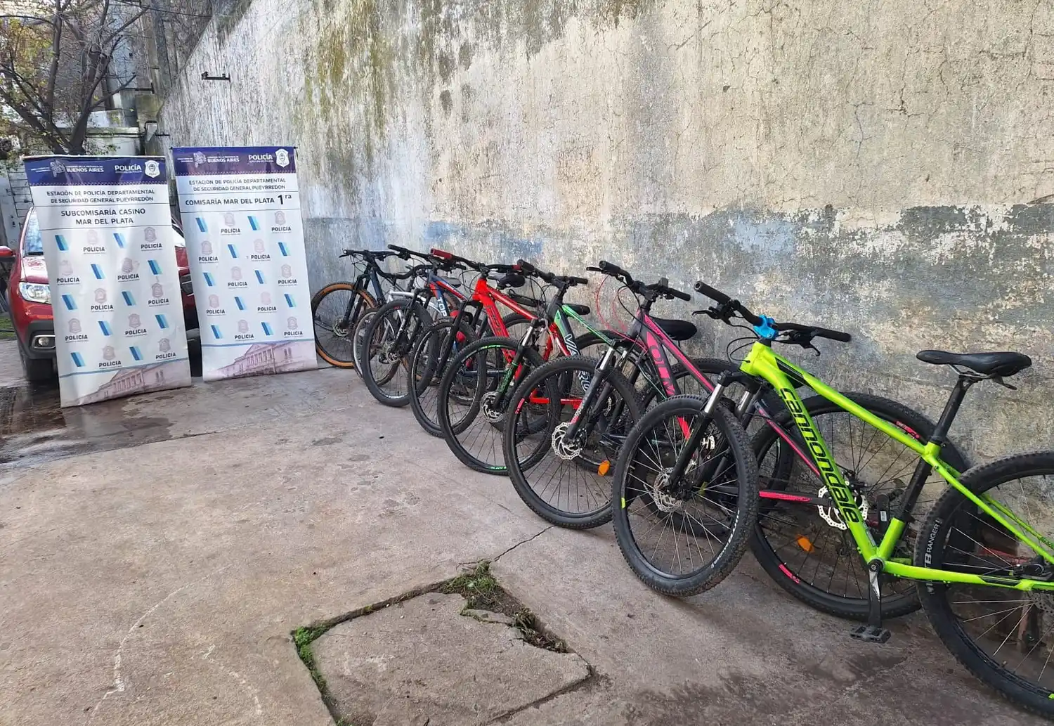 Los agentes secuestraron varias bicicletas que habían sido robadas.