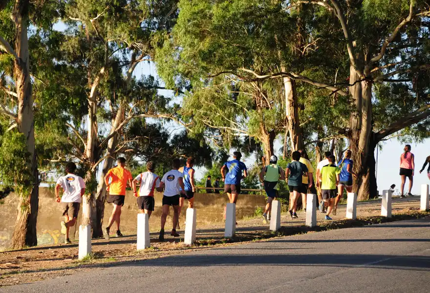 El Lago del Fuerte congrega a muchas personas que disfrutan del deporte al aire libre.