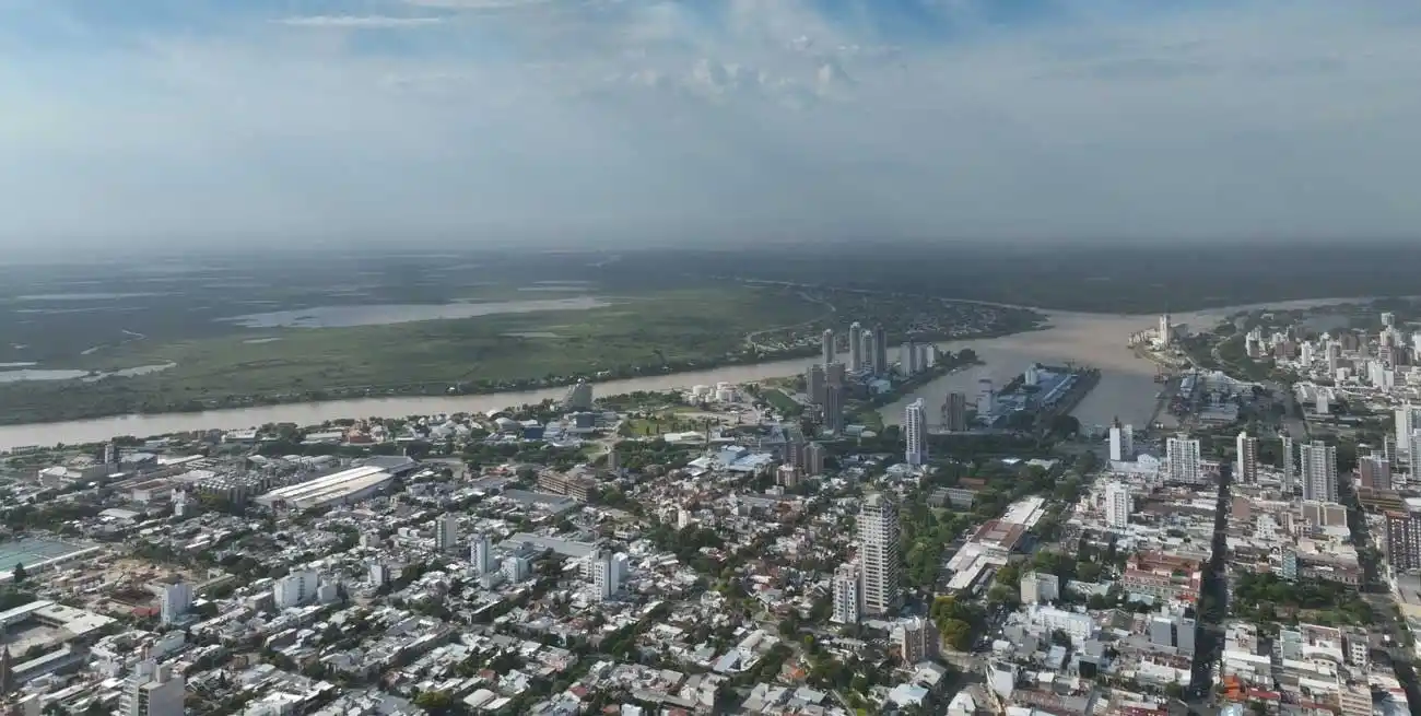 La capital santafesina y el río, en una postal del drone de El Litoral. Foto: Fernando Nicola