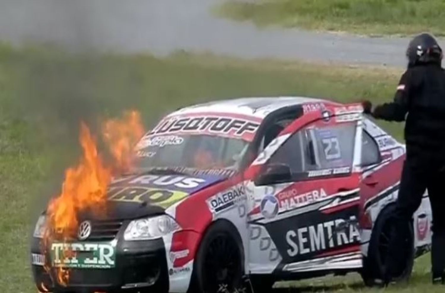 Se incendió el auto del hermano de Dibu Martínez durante la Copa Bora