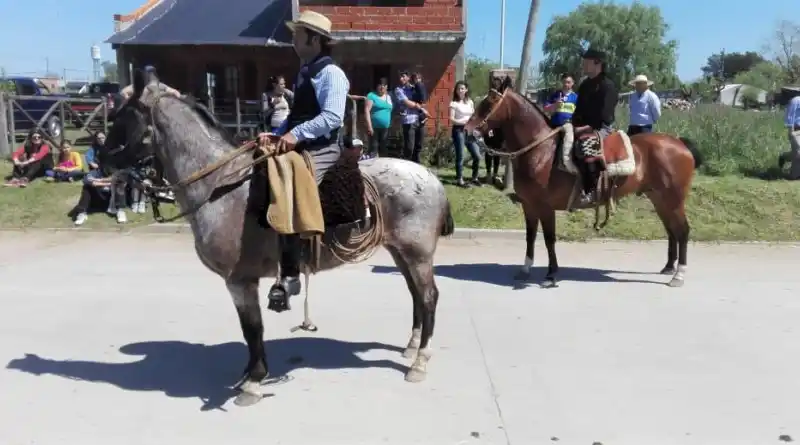 La localidad de Gobernador Udaondo celebró su 107° Aniversario con desfile y asado