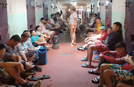 En Batán. La jueza Aída Lhez guía la meditación para los detenidos del penal