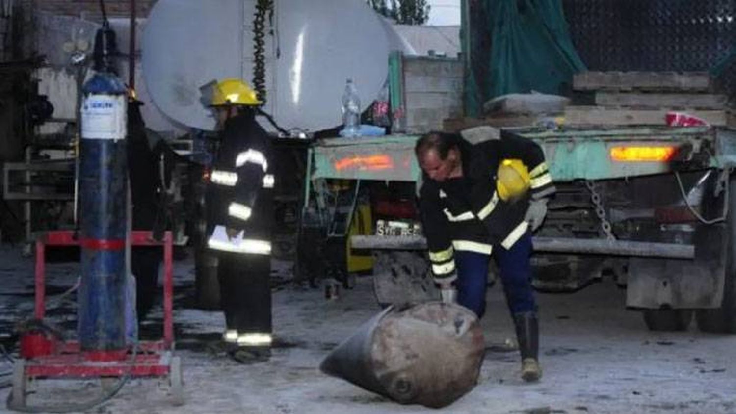 Dos hombres sufrieron  quemaduras tras una explosión cuando soldaban