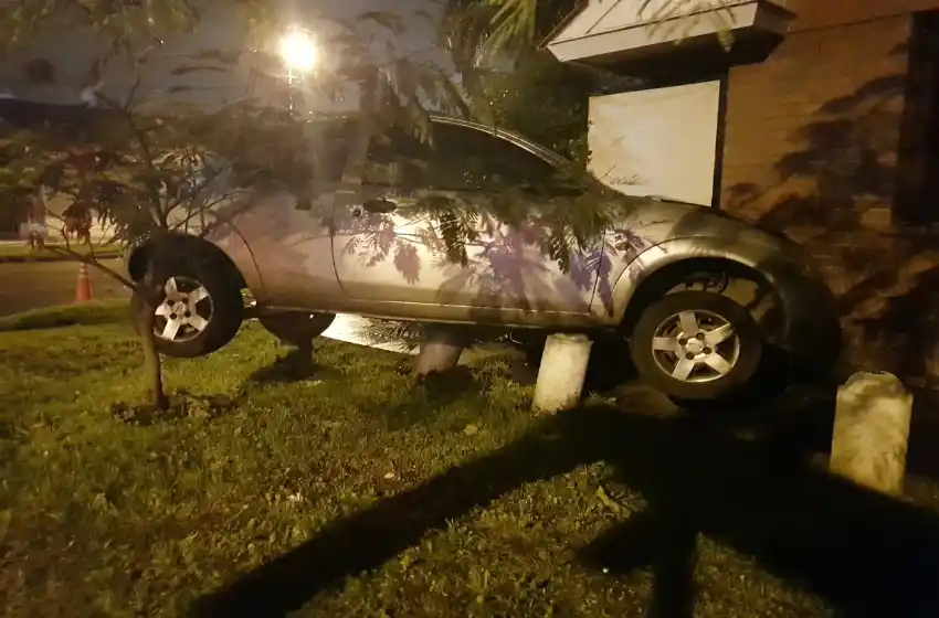 Hizo un mala maniobra y terminó incrustado en un jardín