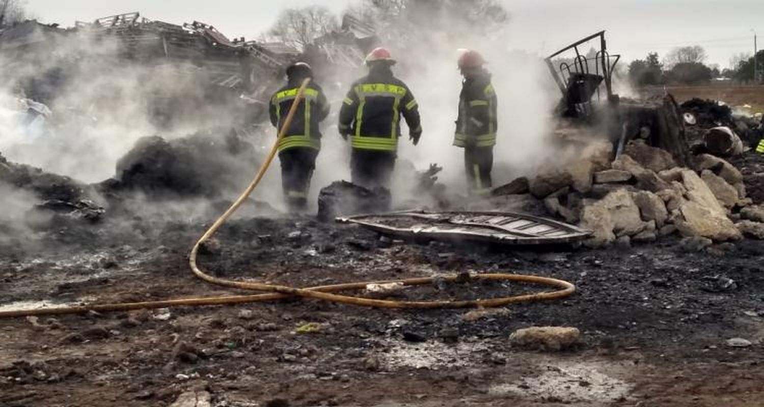 Bomberos volvió a la planta de reciclaje para controlar un nuevo foco ígneo