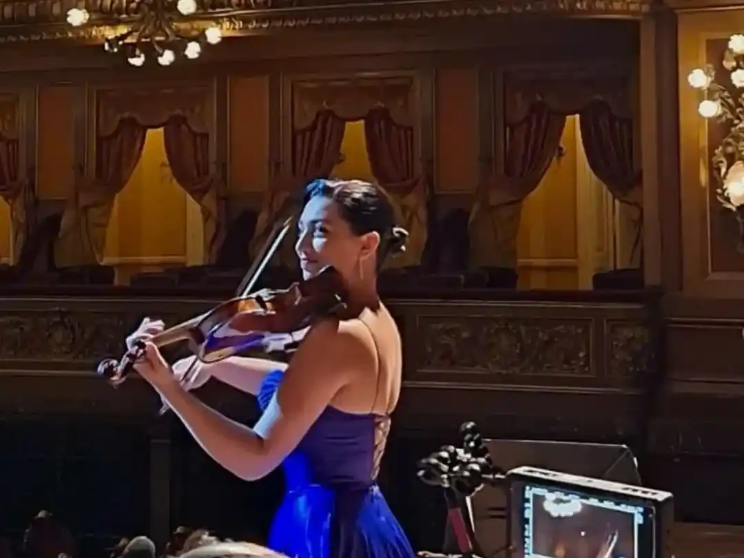 Sara Tubbia Ryan brilla en la pantalla grande con su gran talento musical.