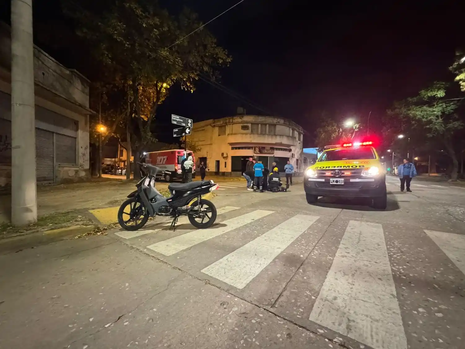 Personal de bomberos trabajando en el lugar del siniestro.