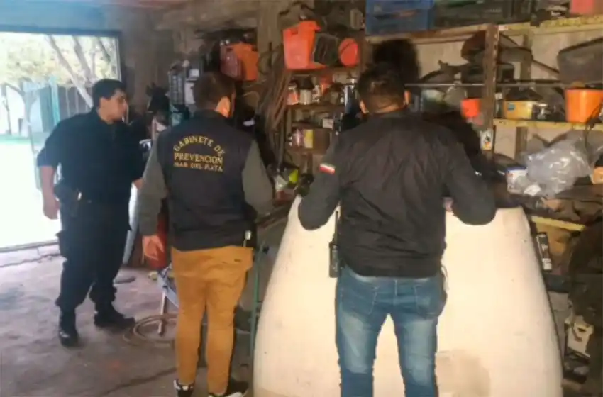 Allanan taller en el barrio Libertad: tenía autos robados y se dedicaban al desguace