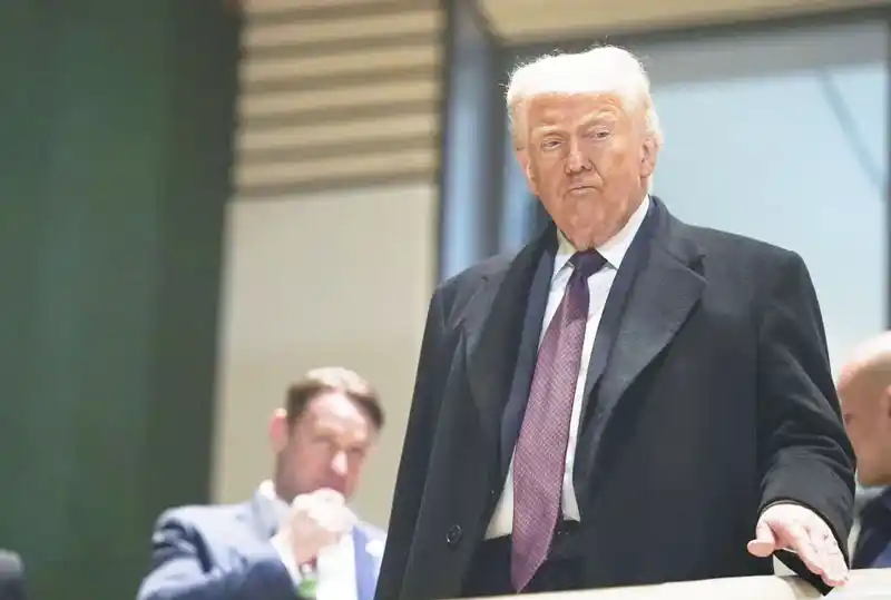 Trump anuncia que impondrá un arancel global del 10 % en respuesta al fallo de la Corte Suprema