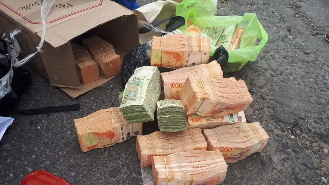 Operativo en ruta 9: Transportaba millones de pesos y dólares en billetes en un auto y no los pudo justificar
