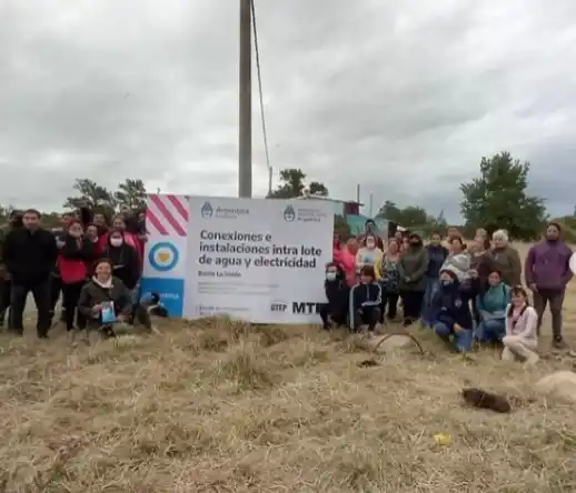 Conexiones domiciliarias de agua y electricidad para el barrio La Unión