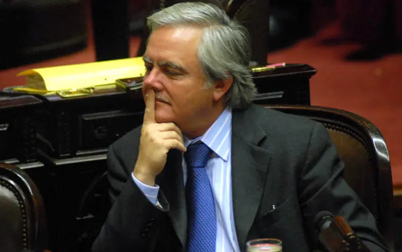 Traspaso: Pinedo entregará los atributos a Macri