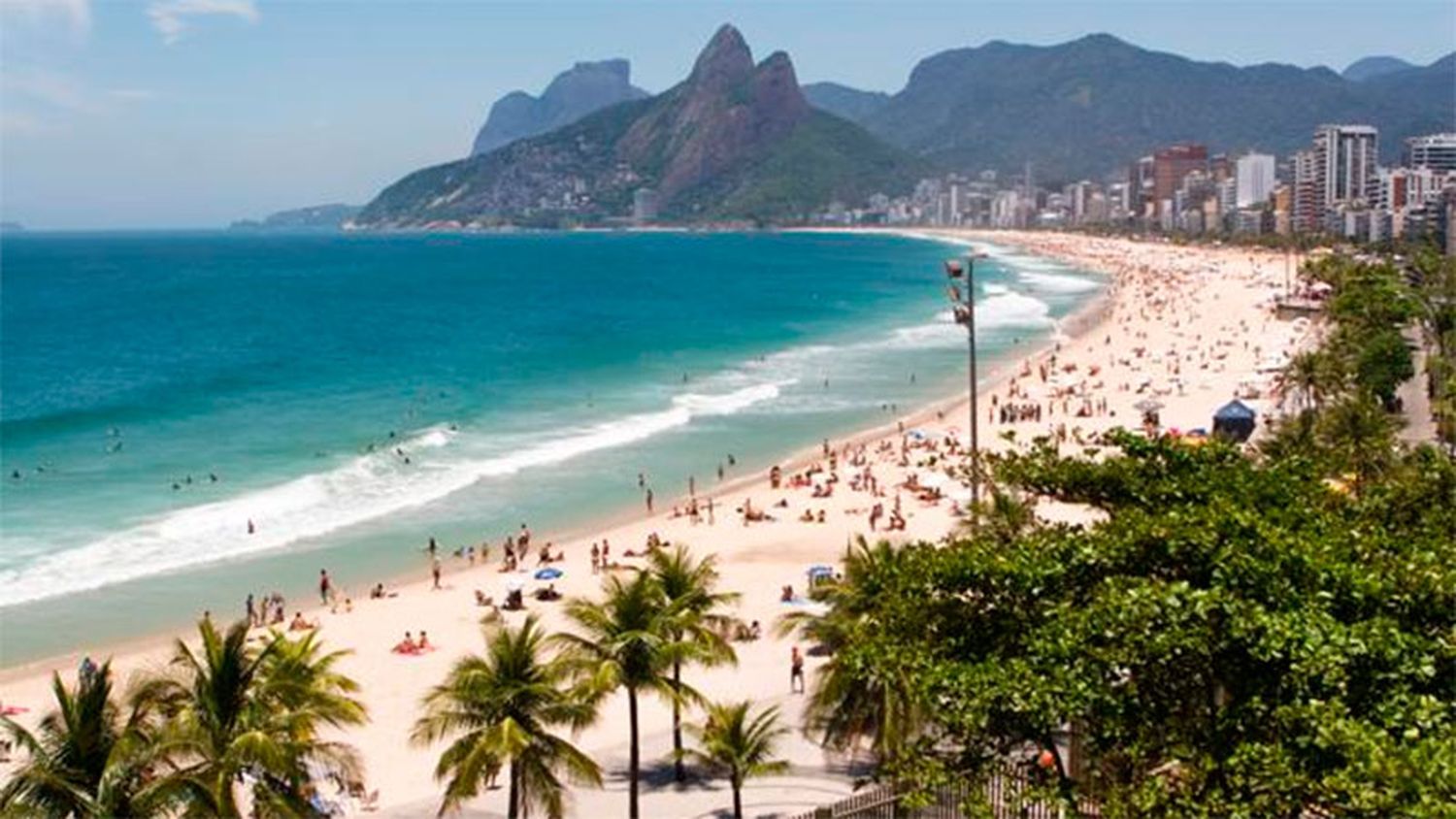 Río de Janeiro prohíbe entrar al mar e ir a la playa