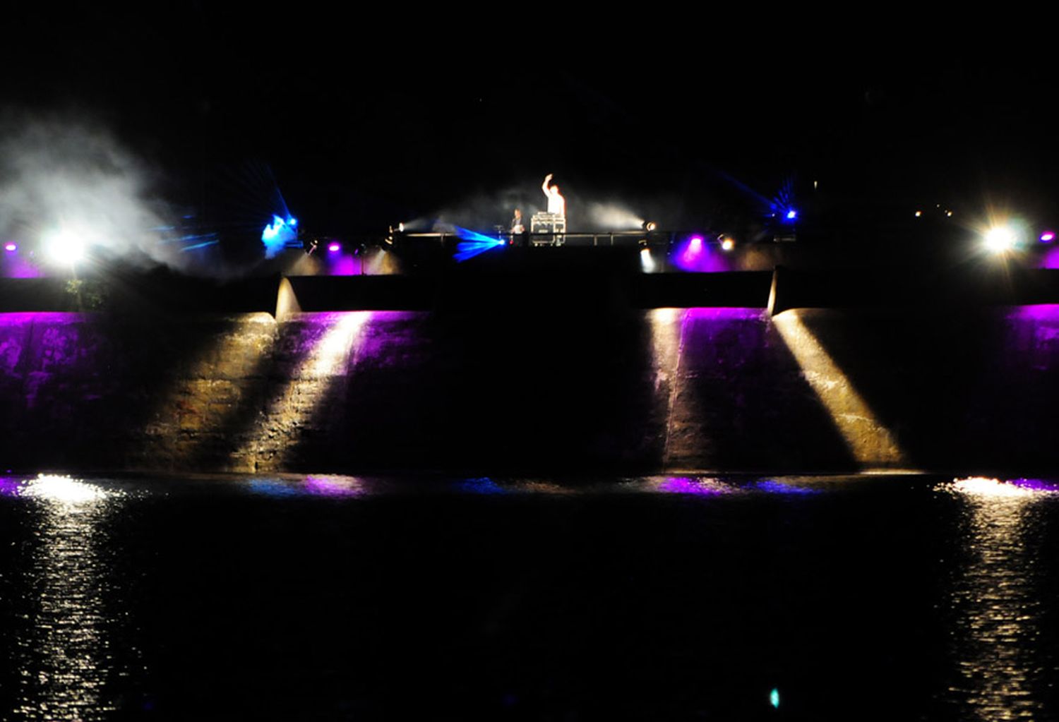 Transcurrió el primer Tandil Brilla sin fuegos artificiales, con luces y música en vivo
