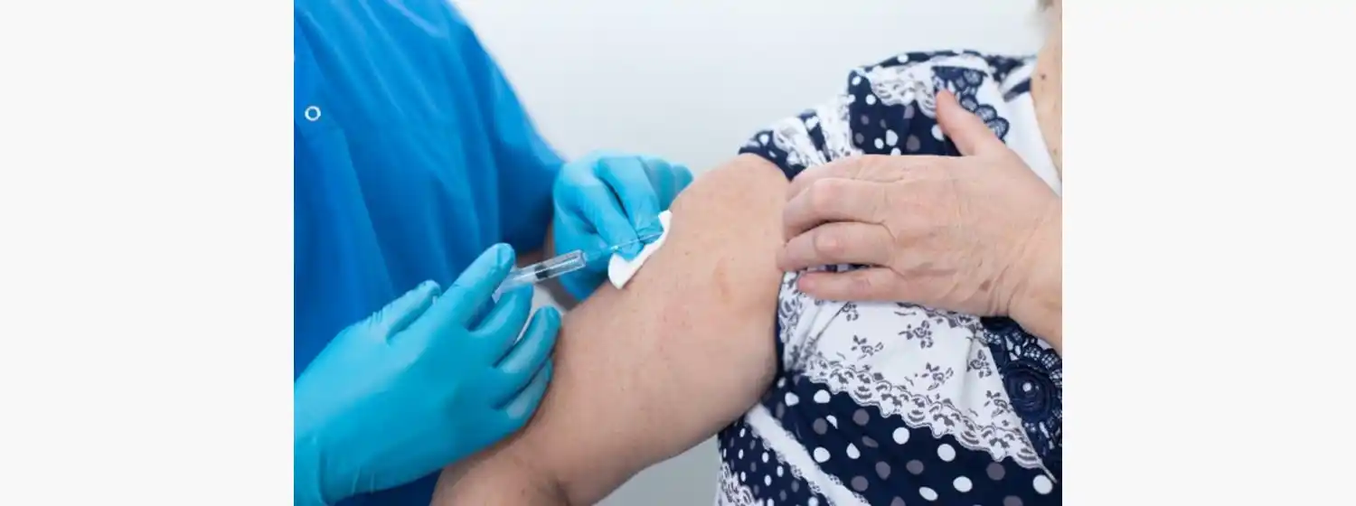 74% de los adultos mayores de 70 recibieron la vacuna