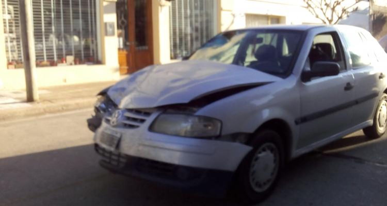 Atropelló a moto en auto y huyó: Un joven muerto y otro herido en terapia intensiva