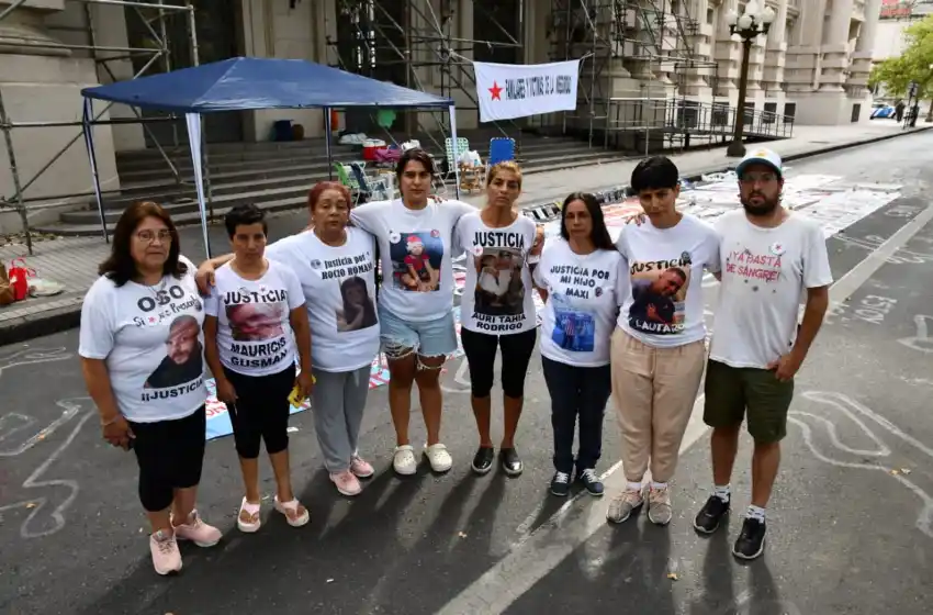 Familiares de víctimas de inseguridad se reunieron con el ministro Brilloni y sigue el acampe: «Estamos cansados de las promesas»