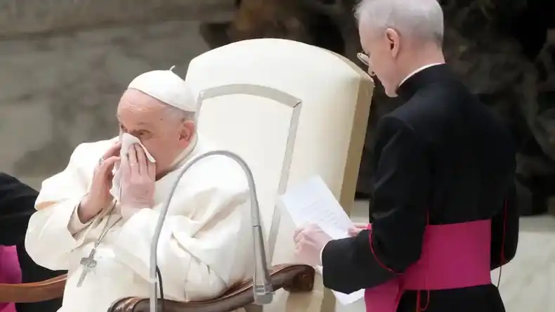 El Papa Francisco continúa en estado crítico