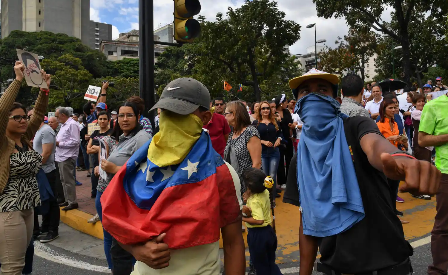 Guaidó reclamó a los militares que se rebelen contra Maduro