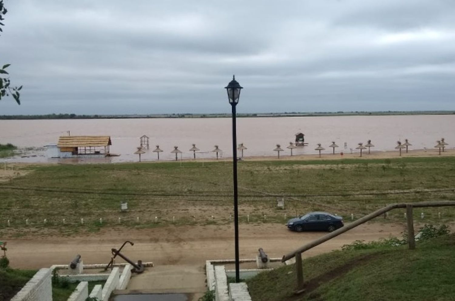 La sudestada afectó la playa de Vuelta de Obligado