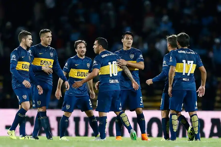 Con nueve, Boca consiguió un triunfo en Córdoba y se cortó solo en la punta
