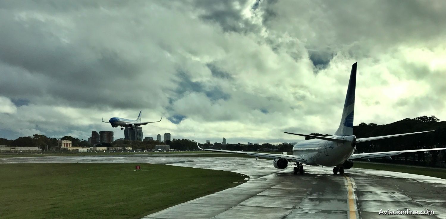 Demoras y cancelaciones por tormentas eléctricas: el protocolo de seguridad aeroportuaria
