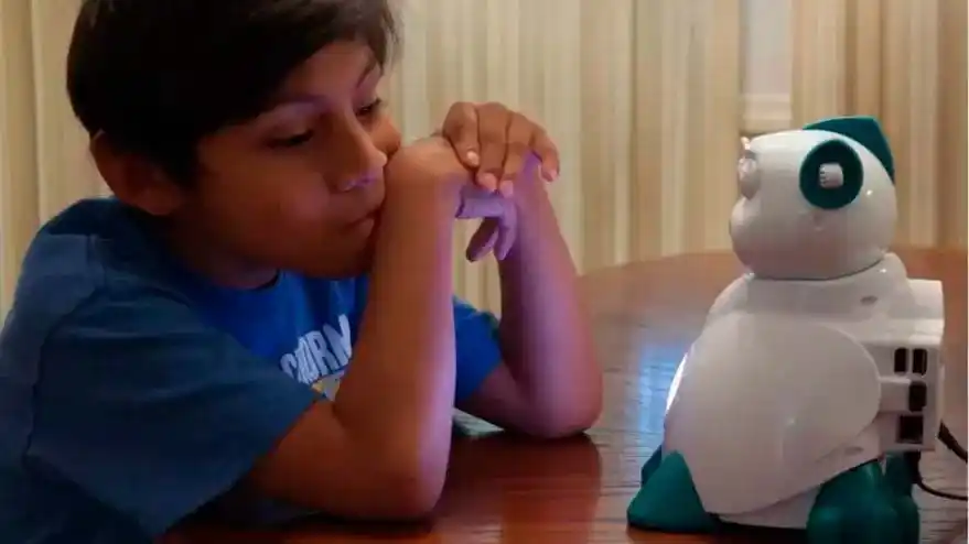 Explican la forma en la que los robots y la inteligencia artificial pueden ayudar a los niños con autismo
