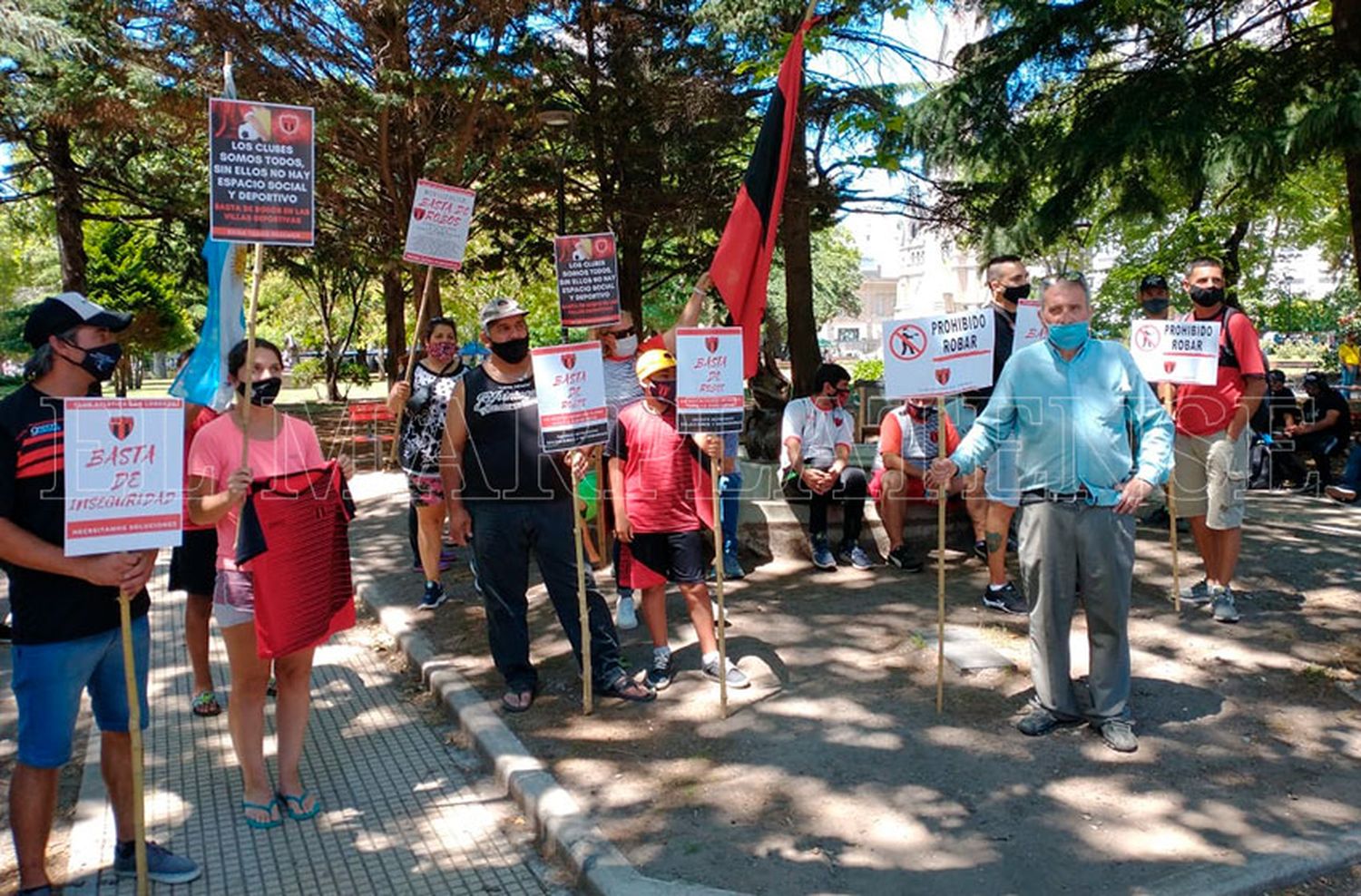 Manifestación frente al Municipio por la ola de robos al club San Lorenzo